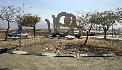 קיבוץ אילות מסרב למסור את שם האמן  שאחראי לפסל השנוי במחלוקת שהוצב  על כביש הערבה