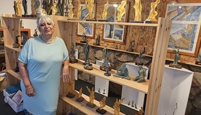 חוזרת בגדול: הגננת המיתולוגית של אילת  מציגה תערוכת יחיד מרגשת