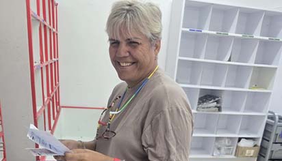 אחרי 31 שנה: הדוורית הוותיקה בעיר פורשת