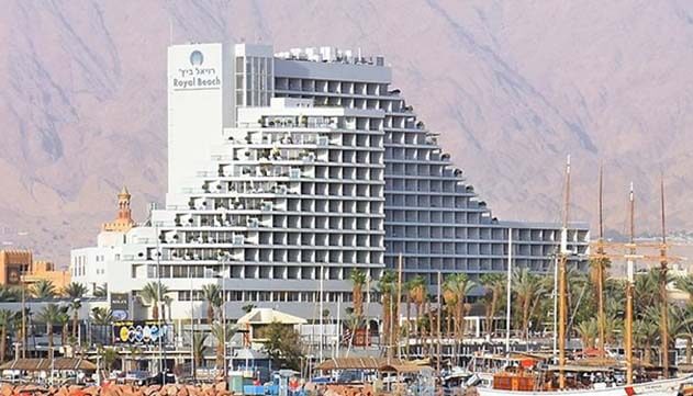 רויאל ביץ' יפצה אורחת על עישון בבריכה