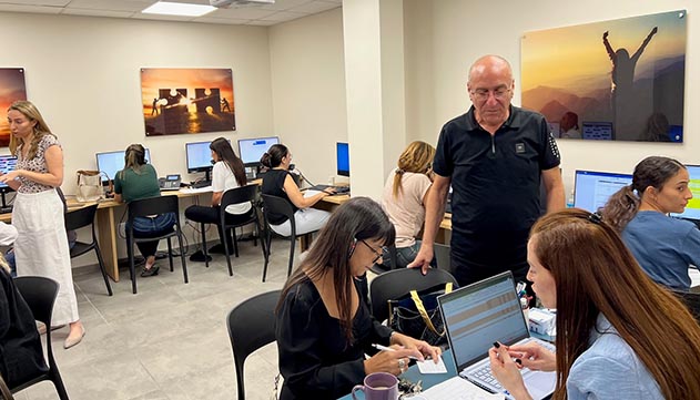 ''מוקד רואה'' באילת יורחב וישלב עובדים עם  מוגבלות לחיזוק מערך התצפית העירוני