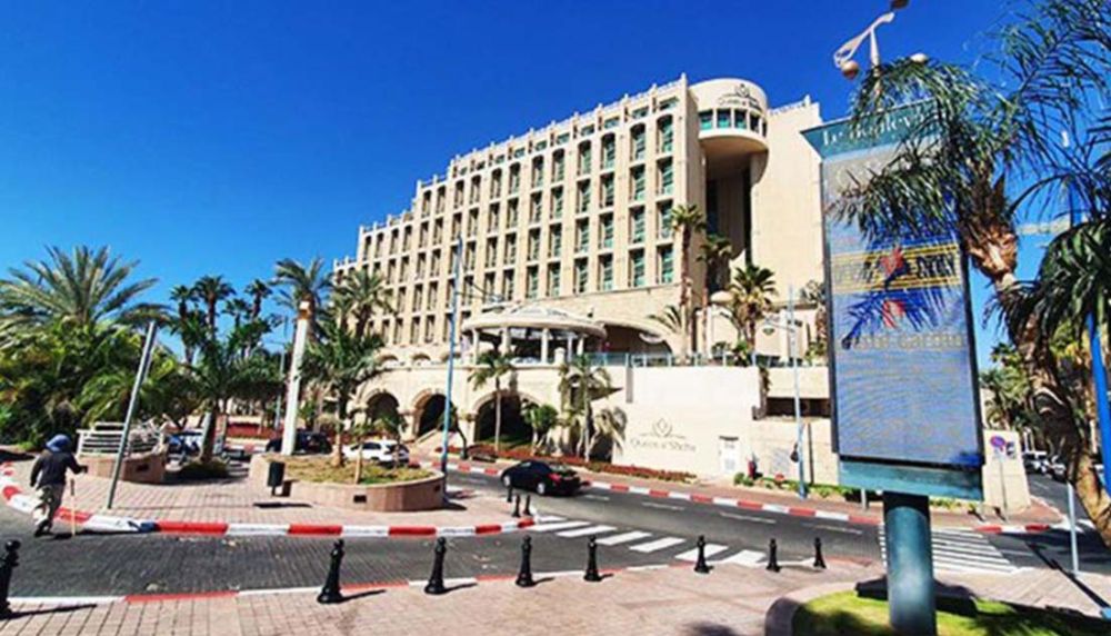 התחייבות לחדרים צמודים הופרה.  המלון חויב בפיצוי סמלי