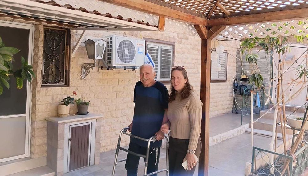 בדרך למקלט בזמן אזעקה: בן 77 שבר את צוואר הירך ומשתקם  בביתו בליווי צוותי ''היחידה להמשך טיפול'' של כללית באילת