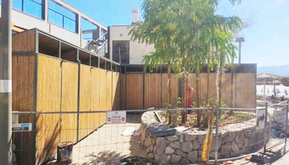 המבנים נמסרו, הדלתות נותרו נעולות:  השירותים והמלתחות בחופי אילת עדיין סגורים