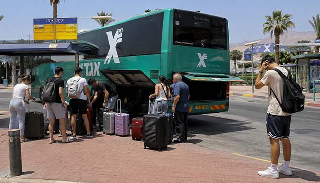 צעירים מגיעים לאילת ומגלים שהמזוודות נעלמו