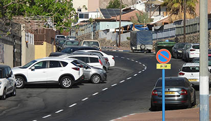 רכבים בולטים לנתיב ברחוב הברדלס:  התושבים מתריעים כבר יותר משנה
