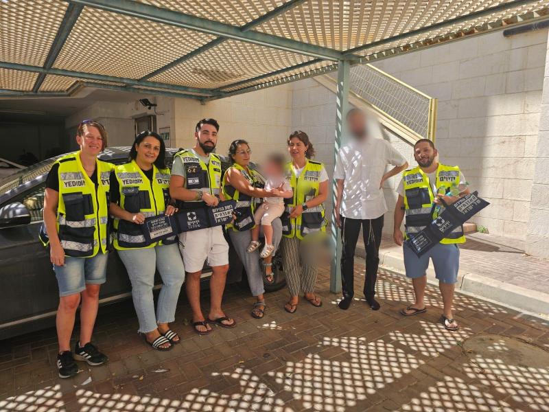 תיעוד: פעוטה ננעלה ברכב באילת
