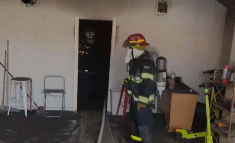 חמישה צוותי כיבוי פועלים כעת בשריפה שפרצה במבנה תעשייה ברחוב התבונה באילת