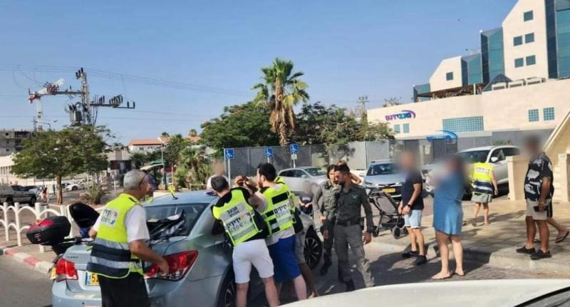 תינוקת חולצה מרכב נעול באילת     