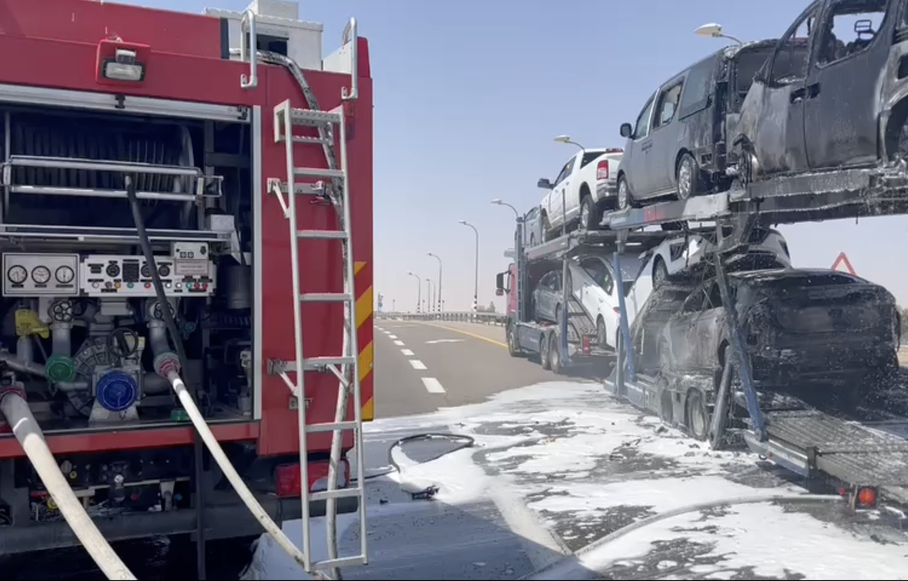צפו: שריפת משאית להובלת רכבים בכביש הערבה