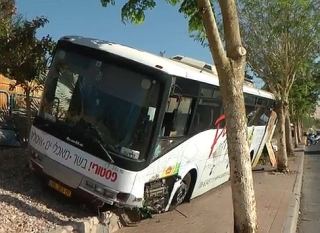 אוטובוס עלה על מדרכה ברחוב ששת הימים