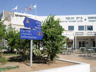 חשד: קטינים אילתים שדדו בטיילת