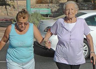 "העירייה מתכחשת לאחריותה בנושא הקשישים"