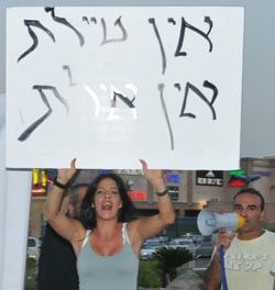 הרוכלים התייצבו לשימוע בעירייה: "נקווה שלא מדובר במשחק מכור"