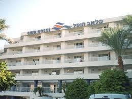 אורח ב'קלאב הוטל' נפל מקומה שלישית 