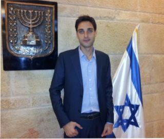למה לו פוליטיקה עכשיו