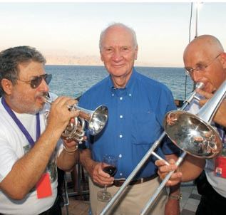 נדחתה הצעת העירייה: השופט שמגר לא יבדוק את המבקר המפוטר