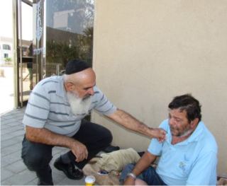חסר בית התנחל מול בניין העירייה