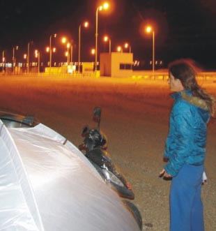 במזג אוויר סוער: לנה באוהל במחסום