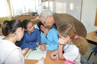 תלמידי כיתות ו' התמודדו מול החידונאי דן חמיצר