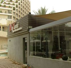 הפליט הותקף, המסעדה נהרסה והרהיטים הושלכו לים