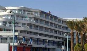 תושב אילת דורש פיצוי: נדרש לענוד צמיד במלון