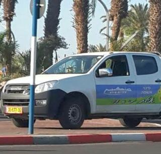 על המדרכה