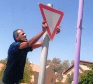 יד ימין אינה יודעת מיד שמאל