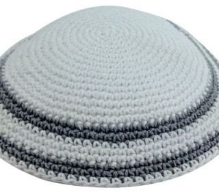 הניח כיפה על ראשו וגנב כסף מבתי כנסת