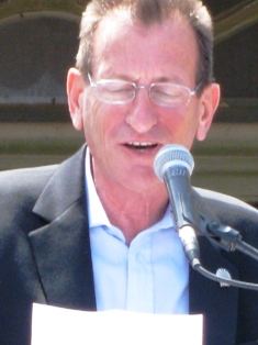 יצחק הלוי נפגש עם חולדאי בשל הכוונה לסגור את 'שדה דב'