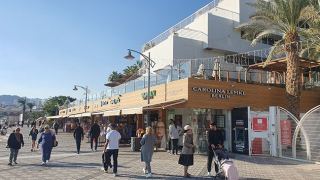 עוברי אורח הותקפו כשניסו לעזור לאישה בוכייה בטיילת אילת; שני חשודים נעצרו