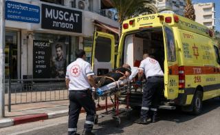 הואשם שהכה אדם בראשו באמצעות טלפון נייד על רקע חוב כספי