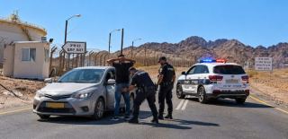 הופשט על ידי שוטרי תחנת אילת בפרהסיה בחיפוש לא חוקי, ובית המשפט הקל בעונשו