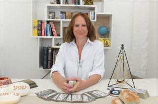 ''הלקוחות שלי חוזרים בגלל הדיוק והפתרונות לבעיות הזוגיות והפרנסה שלהם'' – מוריה רון קוראת בטארוט