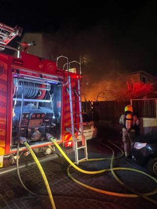שריפה בחצר בניין מגורים באילת: הדיירים פונו, אין נפגעים