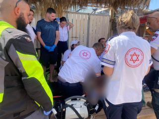 גבר טבע בחוף החשמל באילת