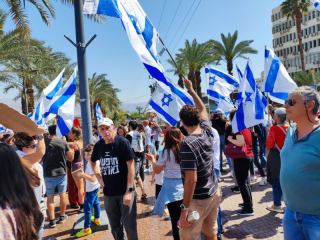 צפו: ההפגנה באילת נגד המהפכה המשפטית 