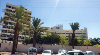 תובע את המלון באילת לאחר ששבר שן בארוחת הבוקר