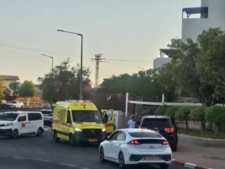 קטטות בני נוער בזירת קריסת תיבות הדואר באילת - ילד התמוטט ופונה