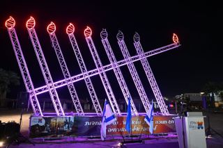 אילת הקדישה את הנר החמישי של חנוכה לשובם של החטופים