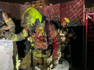 עשן שחור משכונת האלמוגים: שריפה פרצה במבנה תת קרקעי נטוש באילת