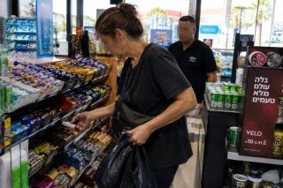 תיק עוני באילת: דרת רחוב נעצרה בחשד לגניבת מוצר מזון מתחנת דלק