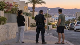 טענה שבן זוגה הצמיד סכין לגרונה ונעצרה גם היא: בית המשפט הורה לשחררה