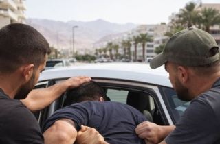 חשד לשוד וחטיפה באילת: בית המשפט האריך את מעצרם של שני צעירים