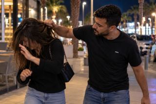עובר אורח דיווח על חניקה ומשיכה בשיער, בת הזוג סיפרה רק על ריב