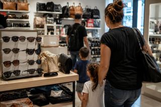 חשד באילת: בני זוג הסתייעו בילדים קטנים בגניבות מחנויות