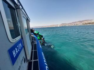צפו בשוטרי יחידת השיטור הימי באילת מחלצים גולש בלב מפרץ אילת כפי שתועדו במצלמות גופם