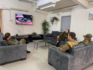 פרויקט אמץ לוחם חוגג 14 שנה: באילת שופרסל מאמצת את לוחמי החטיבה המרחבית 'יואב'