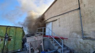 צפו: הושגה שליטה בשריפת הענק במבנה תנובה הישן בשכונת המאפיה באילת