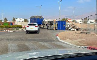 צפו: משאית עמוסה התהפכה בשחמון אילת
